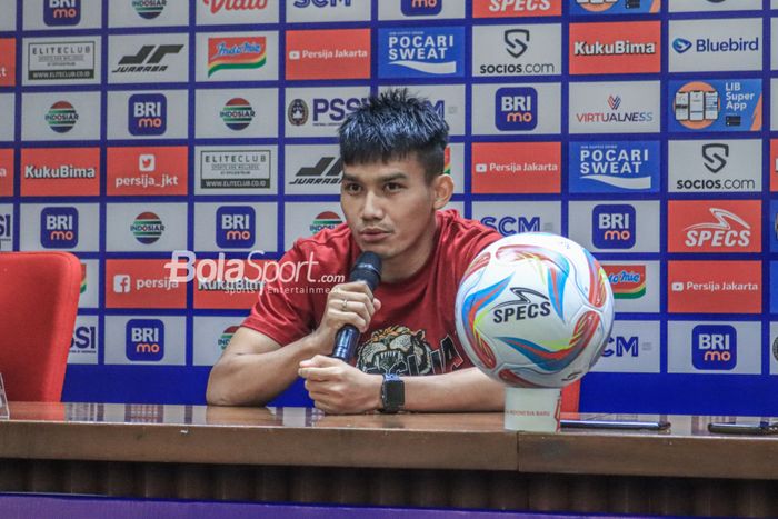 Pemain Persija Jakarta, Witan Sulaeman, sedang memberikan keterangan kepada awak media di Media Center Stadion Utama Gelora Bung Karno, Senayan, Jakarta, Minggu (30/7/2023).