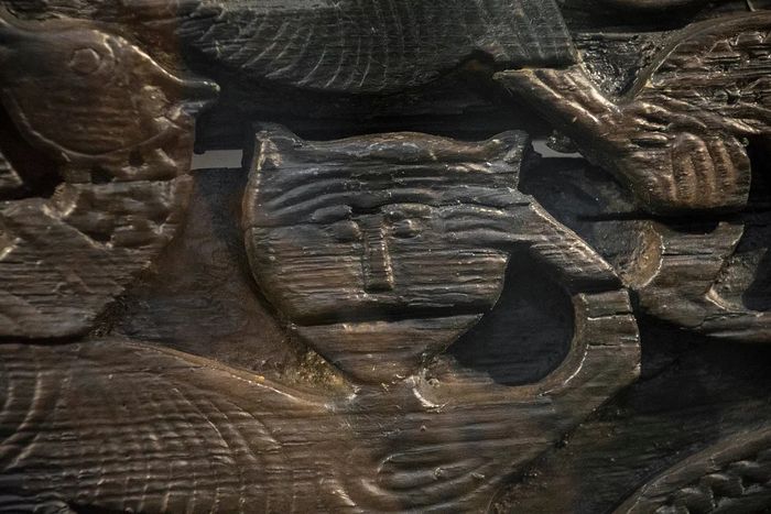 Ukiran kepala binatang, kemungkinan seekor kucing, pada kapal Viking Oseberg.