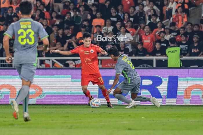 Witan Sulaeman (kiri) sedang menguasai bola dalam laga pekan kelima Liga 1 2023 antara Persija versus Persebaya di Stadion Utama Gelora Bung Karno, Senayan, Jakarta, Minggu (30/7/2023).