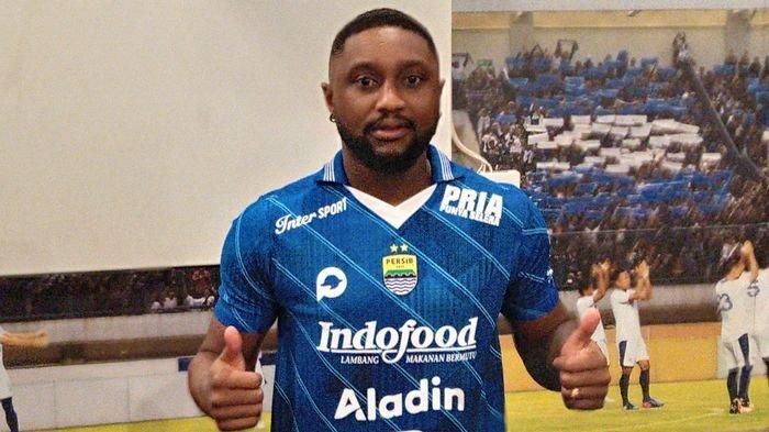 Levy Madinda saat diperkenalkan sebagai pemain baru Persib Bandung.