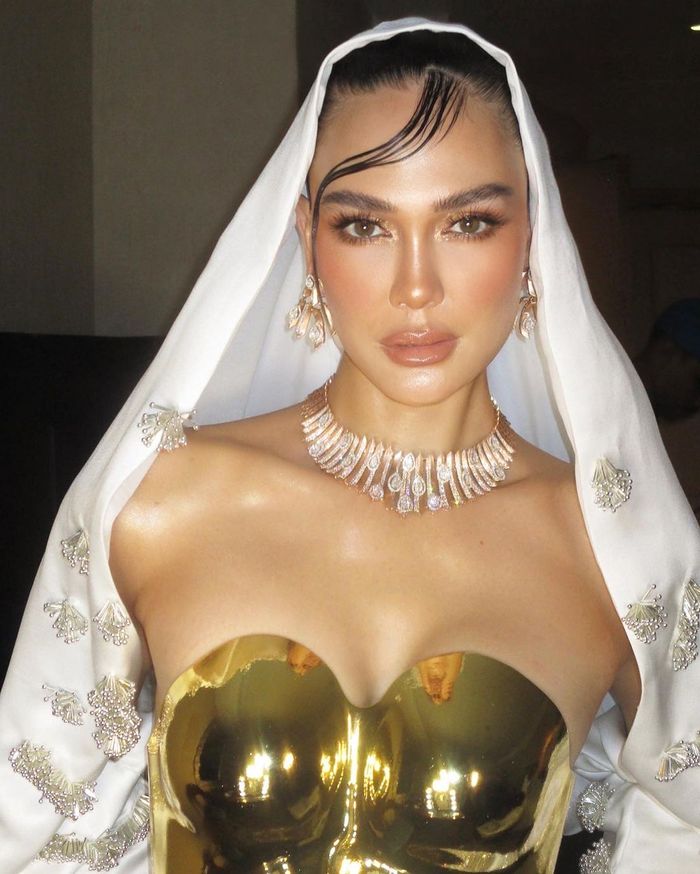 Penampilan Luna Maya dengan kemben emas super seksi saat premier Film Suzanna Malam Jumat Kliwon