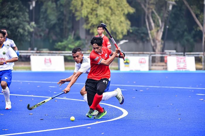 Tim hoki lapangan putra DKI Jakarta beraksi dalam ajang kualifikasi PON XXI Aceh-Sumut yang diselenggarakan di Lapangan Hoki GBK, Jakarta, pada 23-30 Juli 2023.