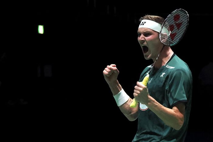 Tunggal putra Denmark, Viktor Axelsen, merayakan kemenangan atas Jonatan Christie pada final Japan Open 2023 di Yoyogi Gymnasium, Tokyo, Jepang, 30 Juli 2023.