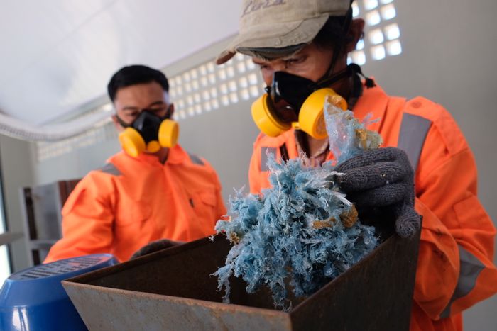 Pengolahan sampah plastik untuk pembuatan batu plastik yang diharapkan menjadi bagian utama rantai ekonomi sirkular di Monumen Antroposen. Proyek ini mencoba untuk merespons situasi ekologi, sosial, dan ekonomi yang terjadi secara global di masa dominasi industri. Limbah plastik telah menciptakan berbagai tantangan yang berkontribusi pada perubahan iklim, kerusakan ekosistem. Perubahan perilaku manusia menjadi kunci  untuk peluang Bumi yang lebih lestari.