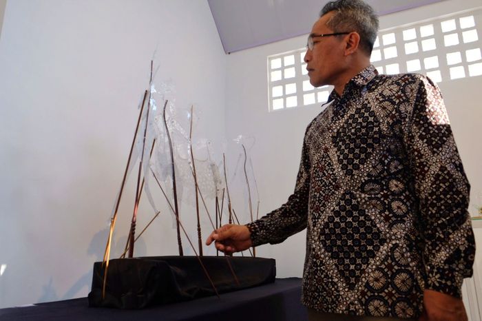 Bupati Bantul H. Abdul Halim Muslih mencoba memainkan wayang yang terbuat dari limbah plastik. Seni dan budaya sebagai media edukasi tentang dampak manusia terhadap memburuknya lingkungan yang menciptakan peradaban Antroposen.