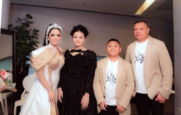 Keluarga Krisdayanti dan Raul Lemos.