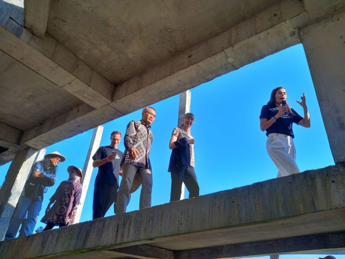 Franziska Fennert memandu ekskursi di Monumen Antroposen, yang masih dalam tahap pembangunan. Tampak Duta Besar Jerman Ina Lepel; Bupati Bantul H. Abdul Halim Muslih; Kepala Program Budaya Goethe-Institut Indonesien Ingo Sch&ouml;ningh;  Kepala Dinas Kebudayaan Provinsi DIY Dian Laksmi Pratiwi; dan Kepala Program Studi Tata Kelola Seni ISI Yogyakarta Mikke Susanto.