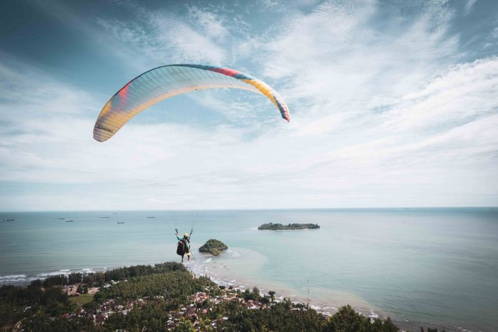 Bentang alam Sumatra Barat begitu unik, karena terdiri dari banyak dataran tinggi. Ada banyak tempat sebagai penunjang tempat penerbangan paralayang, salah satunya di Bukit Gado Gado, Kota Padang, yang dapat melihat pemandangan Pantai Air Manis dan Samudra Hindia.