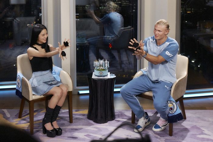 Jisoo mengajari Erling Haaland dance challenge lagu 'FLOWER'