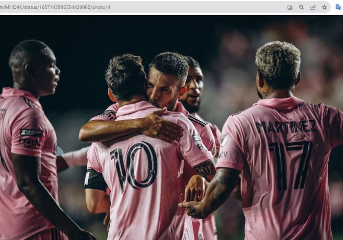 Jordi Alba memeluk Lionel Messi saat merayakan gol untuk Inter Miami dalam laga melawan Orlando City di ajang Leagues Cup 2023, Kamis (3/8/2023) pagi hari WIB.