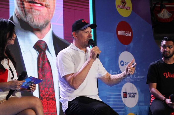 Legenda Manchester United (MU) Peter Schmeichel saat menyapa fans dalam acara Vidio Premier League Festival di Cilandak Town Square, Jakarta Selatan, Jumat (5/8/2023).