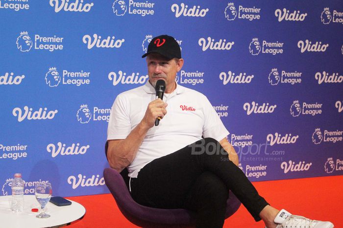 Legenda Kiper Manchester United, Peter Schmeichel, saat hadir dalam sesi round table interview di kawasan Senayan, Jakarta, Sabtu (5/8/2023).