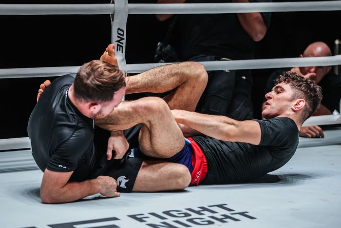 Juara kelas terbang submission grappling ONE Championship, Mikey Musumeci, menang atas Jarred Brooks di ONE Fight Night 13, Sabtu (5/8/2023) di Bangkok.