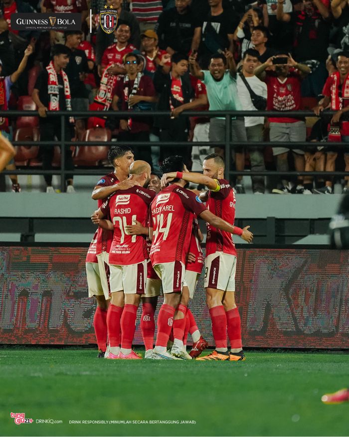 Pemain Bali United merayakan gol Eber Bessa ke gawang Persik Kediri pada pekan ketujuh di Liga 1 2023/2024.