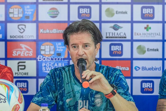 Pelatih Borneo FC, Pieter Huistra, sedang memberikan keterangan kepada awak media di Stadion Patriot Candrabhaga, Bekasi, Jawa Barat, Selasa (8/8/2023).