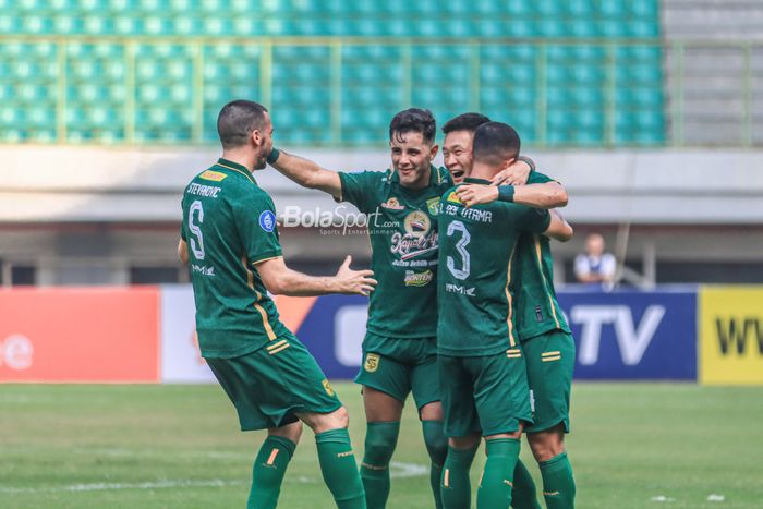 Bruno Moreira (kiri) bersama beberapa pemain Persebaya sedang memeluk Sho Yamamoto (kanan) yang mampu mencetak gol dalam laga pekan ketujuh Liga 1 2023 antara Bhayangkara FC versus Persebaya di Stadion Patriot Candrabhaga, Bekasi, Jawa Barat, Selasa (8/8/2023).