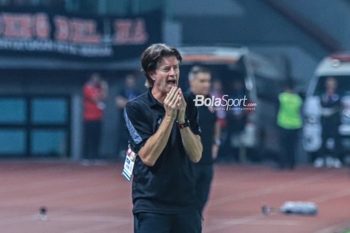 Pelatih Borneo FC, Pieter Huistra, sedang memberikan intruksi kepada para pemainnya saat berlaga di Stadion Patriot Candrabhaga, Bekasi, Jawa Barat, Rabu (9/8/2023) malam.