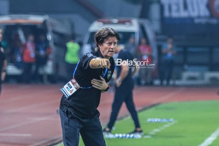 Pelatih Borneo FC, Pieter Huistra, sedang memberikan intruksi kepada para pemainnya saat berlaga di Stadion Patriot Candrabhaga, Bekasi, Jawa Barat, Rabu (9/8/2023) malam.