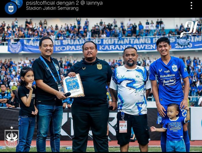 CEO PSIS Semarang, Yoyok Sukawi (Kiri) menerima bantuan dari suporter untuk membayar denda dari Komdis PSSI.