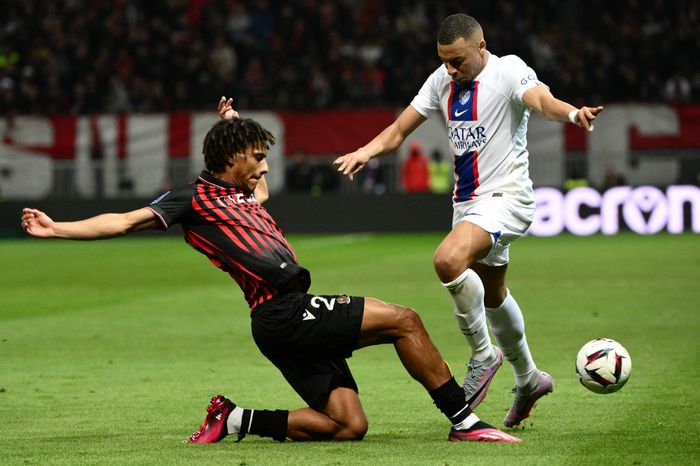 Jean-Clair Todibo (kiri) mencoba hentikan Kylian Mbappe dalam duel Nice vs PSG (8/4/2023). Todibo menjadi pemain incaran Man United untuk gantikan peran Harry Maguire.