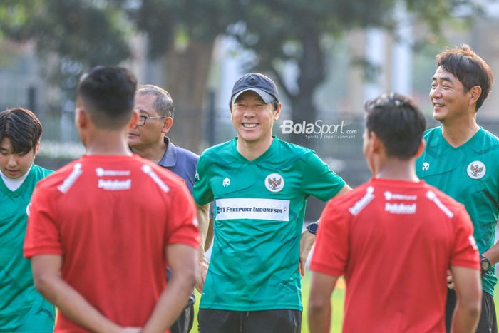 Pelatih timnas U-23 Indonesia, Shin Tae-yong,  sempat tersenyum saat sedang memantau para pemainnya berlatih di Lapangan A, Senayan, Jakarta, Kamis (10/8/2023).