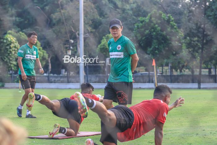 Pelatih timnas U-23 Indonesia, Shin Tae-yong, sedang memantau para pemainnya berlatih di Lapangan A, Senayan, Jakarta, Kamis (10/8/2023).