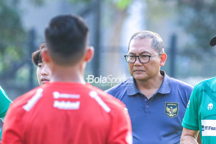 Ketua BTN (Badan Tim Nasional) sekaligus  Anggota Komite Eksekutif PSSI, Sumardji, saat hadir latihan timnas U-23 Indonesia di Lapangan A, Senayan, Jakarta, Kamis (10/8/2023).