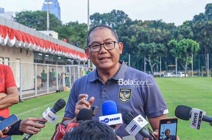 Ketua BTN (Badan Tim Nasional) sekaligus  Anggota Komite Eksekutif PSSI, Sumardji, saat memberikan keterangan kepada awak media setelah memantau latihan timnas U-23 Indonesia di Lapangan A, Senayan, Jakarta, Kamis (10/8/2023).