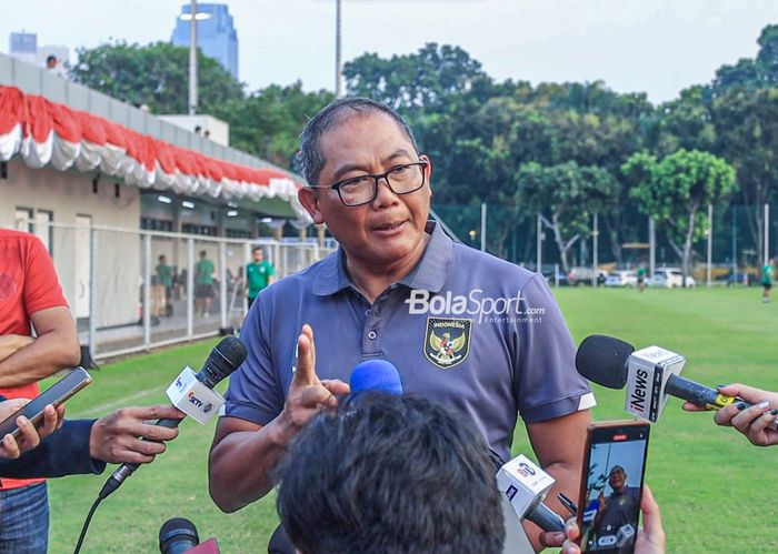 Ketua BTN (Badan Tim Nasional) sekaligus  Anggota Komite Eksekutif PSSI, Sumardji, saat memberikan keterangan kepada awak media setelah memantau latihan timnas U-23 Indonesia di Lapangan A, Senayan, Jakarta, Kamis (10/8/2023).