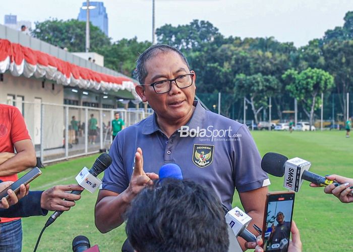 Ketua BTN (Badan Tim Nasional) sekaligus  Anggota Komite Eksekutif PSSI, Sumardji, saat memberikan keterangan kepada awak media setelah memantau latihan timnas U-23 Indonesia di Lapangan A, Senayan, Jakarta, Kamis (10/8/2023).