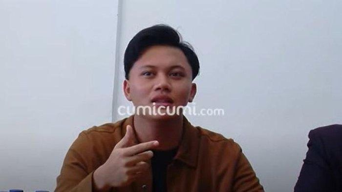 Kejadian mistis pernah dirasakan penyanyi Rizky Febian saat mendatangi rumah Sule