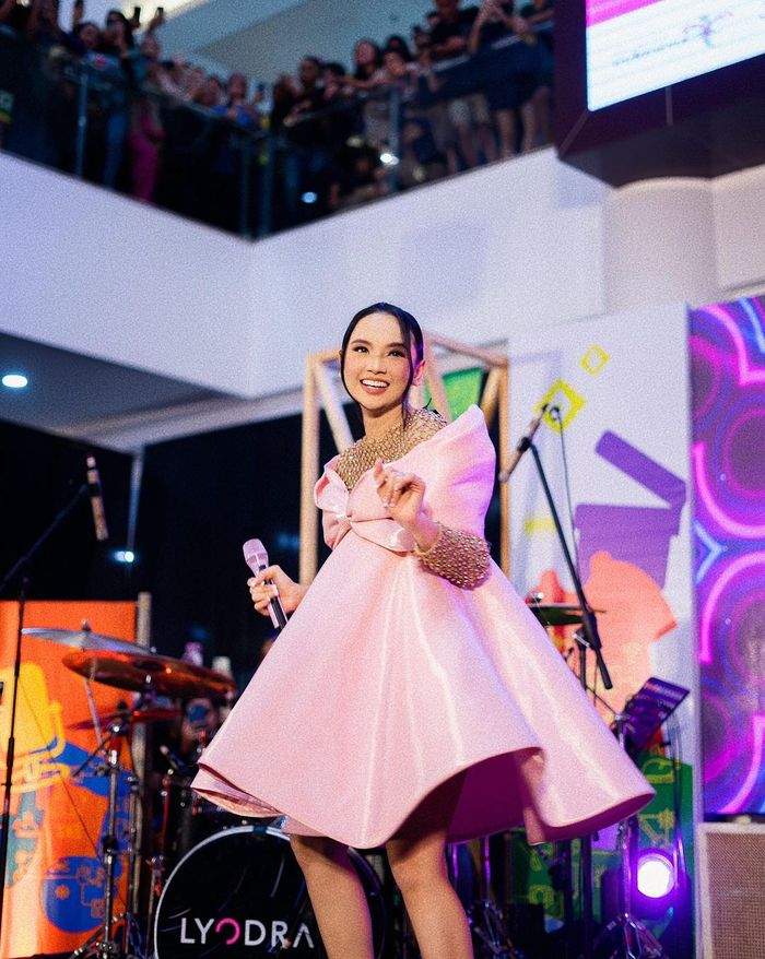 Penampilan Lyodra kenakan dress pink rancangan Monica Ivena.