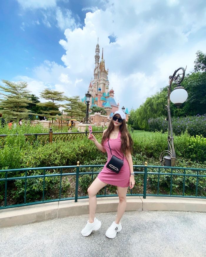OOTD Aura Kasih kenakan tas Hermes di Disney Land.
