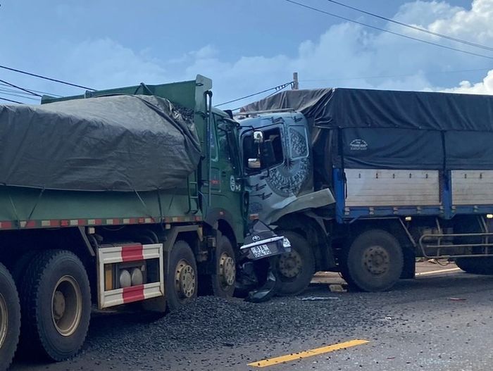 Mobil yang membawa anggota tim HAGL hancur terjepit di antara dua truk.