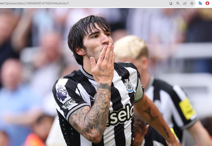 Sandro Tonali merayakan gol debutnya untuk Newcastle United ke gawang Aston Villa dalam pekan 1 Liga Inggris 2023-2024 di Stadion St. James' Park, Sabtu (12/8/2023).