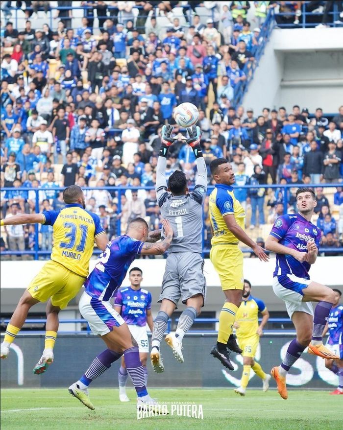 Suasana pertandingan antara Persib Bandung melawan Barito Putera pada laga pekan ke-8 Liga 1 2023/2024 di Stadion Gelora Bandung Lautan Api, Minggu (13/8/2023).