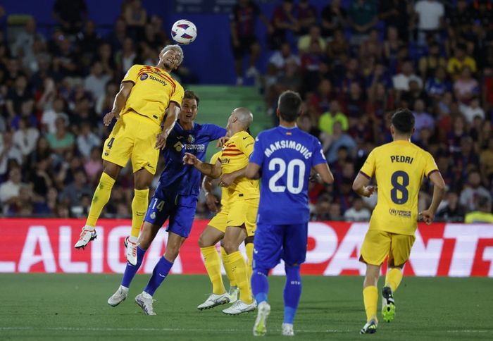 Aksi Ronald Araujo dalam laga antara Getafe dan Barcelona pada pekan 1 Liga Spanyol 2023-2024 yang berlangsung di Stadion Coloseum Alfonso Perez, Minggu (13/8/2023).