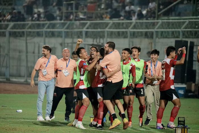 Madura United merayakan kemenangan atas Persija Jakarta pada kedelapan Liga 1 2023/2024.