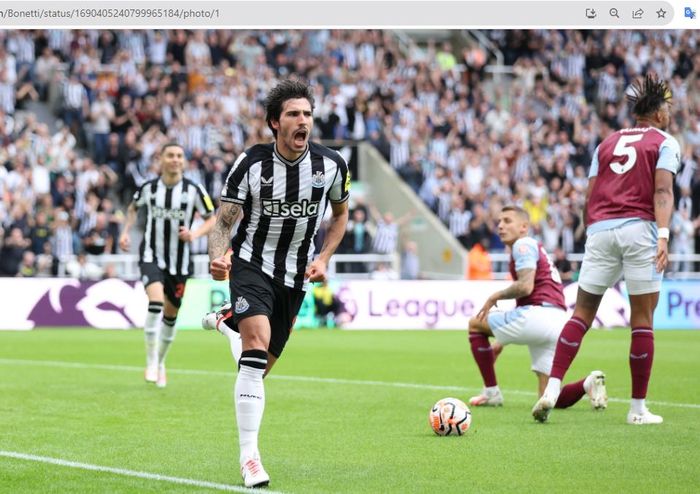 Sandro Tonali merayakan gol debutnya untuk Newcastle United ke gawang Aston Villa dalam pekan 1 Liga Inggris 2023-2024 di Stadion St. James' Park, Sabtu (12/8/2023).