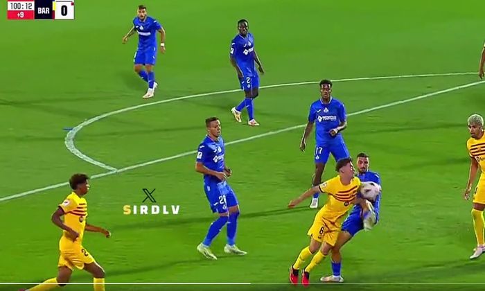 Momen handball Gavi yang divonis wasit untuk menggagalkan klaim penalti Barcelona saat menghadapi Getafe di pekan perdana Liga Spanyol (13/8/2023).