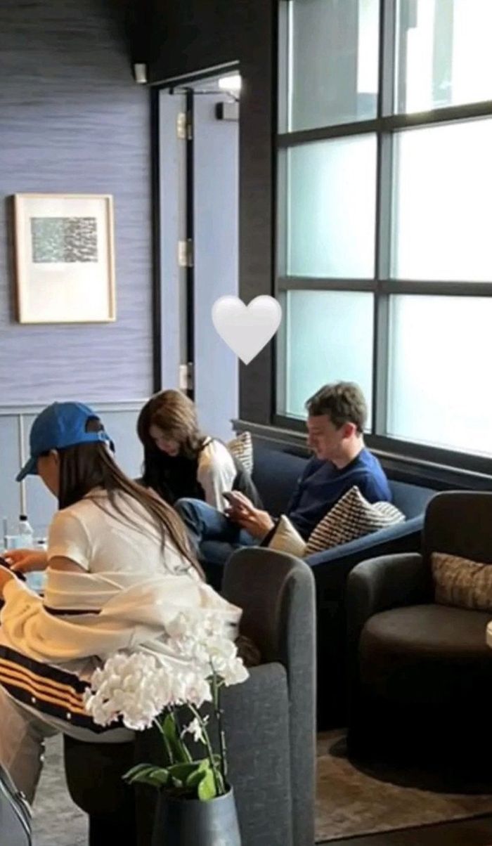 Lisa BLACKPINK dan Fr&eacute;d&eacute;ric Arnault Kepergok Berada di Lounge VIP Bandara, KNetz Berikan Reaksi Ini