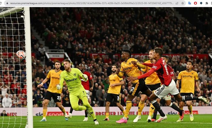 Bek Manchester United, Raphael Varane, mencetak gol ke gawang Wolverhampton Wanderers dalam matchweek 1 Liga Inggris 2023-2024 di Stadion Old Trafford, Senin (14/8/2023)