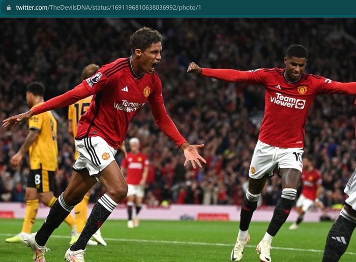 Selebrasi Raphael Varane usai menjebol gawang Wolverhampton Wanderers yang tentukan kemenangan 1-0 Man United atas Wolves di Stadion Old Trafford, Senin (14/8/2023) atau Selasa dini hari WIB.