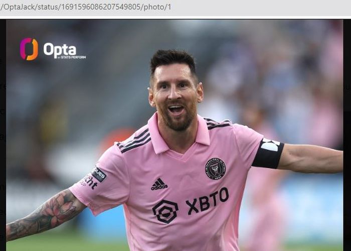 Striker Inter Miami, Lionel Messi, merayakan gol yang ia cetak ke gawang Philadelphia Union pada babak semifinal Piala Liga di Stadion Subaru Park, Rabu (16/8/2023).