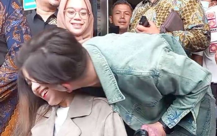 Rendy Kjaernett menghadiahi kecupan di pipi untuk istrinya tercinta, Lady Nayoan, yang sudah mau memberikannya kesempatan untuk bersama lagi.