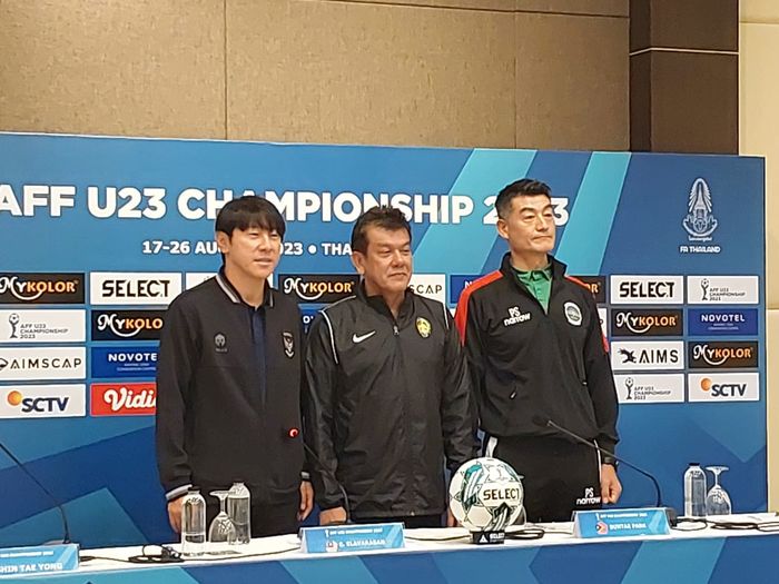 Pelatih Timnas U-23 Indonesia, Shin Tae-yong, E. Elvarasan (pelatih Timnas U-23 Malaysia), dan Park Tae-su (Pelatih Timnas Timor Leste U-23) pada konferensi pers jelang partai pembuka Grup B Piala AFF U-23 2023 lawan Malaysia di Rayong, Thailand, 17 Agustus 2023