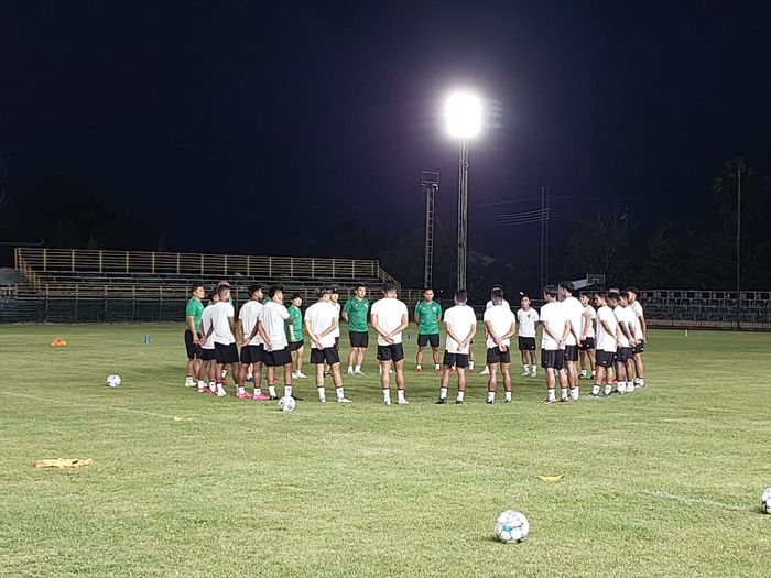 Ofisial Training Timnas U-23 Indonesia di Nonglalok Stadium, Kamis (17/8/2023).