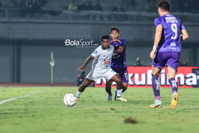Ricky Cawor (kiri) sedang menguasai bola dan dibayangi Muhammad Toha (kanan) dalam laga pekan kesembilan Liga 1 2023 antara Persita versus PSS Sleman di Stadion Indomilk Arena, Tangerang, Banten, Jumat (18/8/2023).