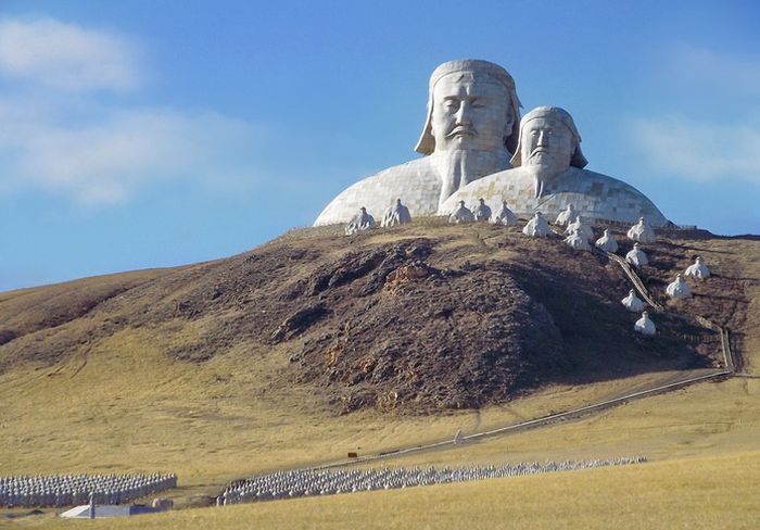 Pada abad ke-12, ia memerintah Kekaisaran Mongolia yang besar. Beberapa orang percaya bahwa hal ini disebabkan oleh cincin ajaib yang kuat yang dikenakan oleh Genghis Khan.