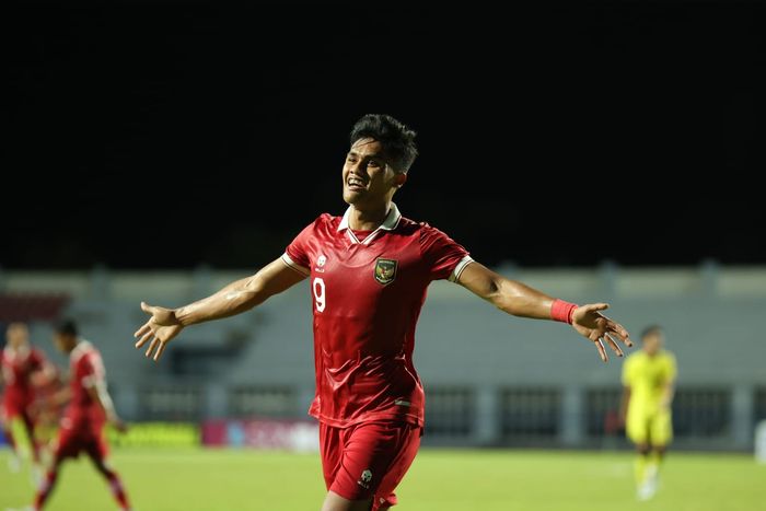 Striker timnas U-23 Indonesia, Ramadhan Sananta, melakukan selebrasi usai mencetak gol ke gawang Malaysia di Piala AFF U-23 2023.